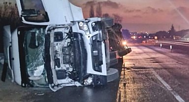 İnegöl'de iplik yüklü tır devrildi