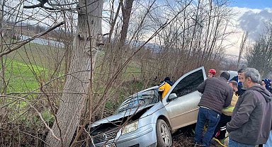 İnegöl'de kontrolden çıkan otomobil ağaca çarptı: 1 yaralı