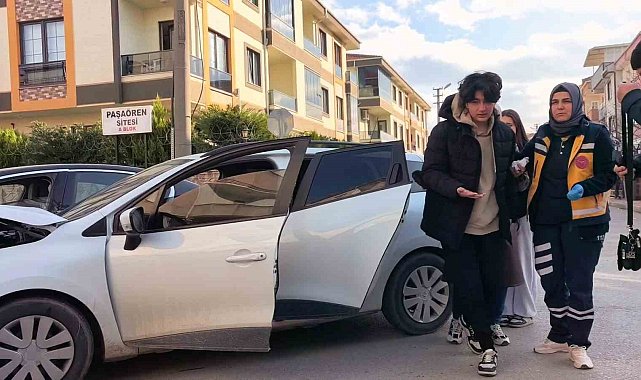 İnegöl'de otomobiller çarpıştı: 3 yaralı