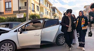 İnegöl'de otomobiller çarpıştı: 3 yaralı