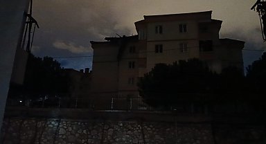 İnegöl'de şiddetli lodos çatıları uçurdu, araçlar zarar gördü