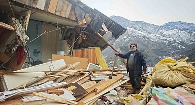 İneklerine ot vermek için geldiği ahırda heyelandan son anda kurtuldu