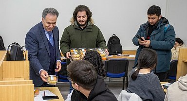 İnönü Üniversitesi'nde final haftasında öğrencilere meyve ikramı