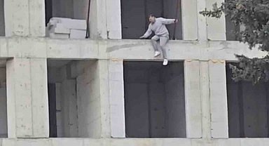 İnşaata çıkıp atlamak isteyen kişi ikna edildi