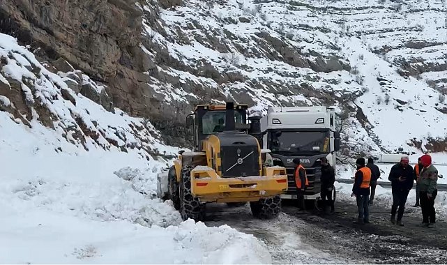 İpek yolunda tır kuyruğu: Hakkari Şırnak karayolunda yüzlerce tır mahsur kaldı