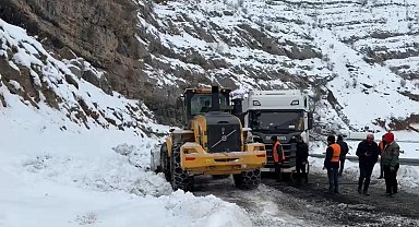 İpek yolunda tır kuyruğu: Hakkari Şırnak karayolunda yüzlerce tır mahsur kaldı