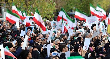 İran'da şiddet eylemlerinde ölen güvenlik güçleri ve sivilleri binlerce kişi uğurladı