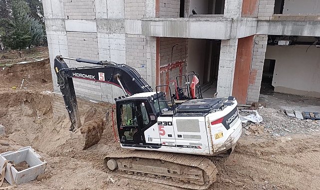 İş makinesi ile duvar arasında sıkışan işçi hayatını kaybetti