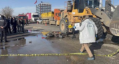 İş makinesinin altında kalan motosikletli hayatını kaybetti