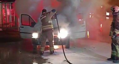 İskenderun'da seyir halindeki araç alevlere teslim oldu