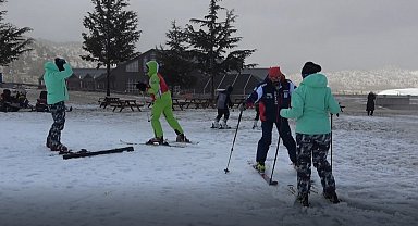Isparta Davraz'da suni karla kayak keyfi devam ediyor