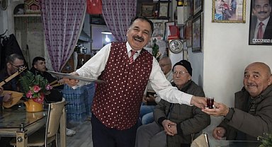 Isparta'da bu çay ocağına stresli giren türkü söyleyerek çıkıyor