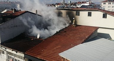 Isparta'da hurda işletmesinin çatısında yangın