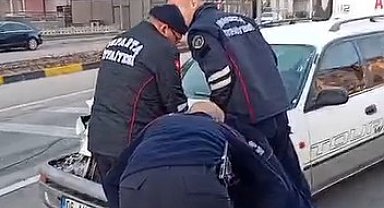 Isparta'da otomobil ışıklarda bekleyen araca çarptı: 1 yaralı