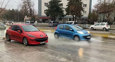 Isparta'da sağanak ve fırtına hayatı olumsuz etkiledi