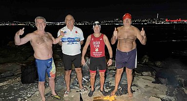 İstanbul Boğazı'nda buz gibi suda yüzerek 2026'yı karşıladılar