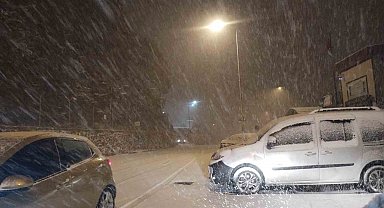 İstanbul yeni yıla karla girdi, yollar beyaza büründü