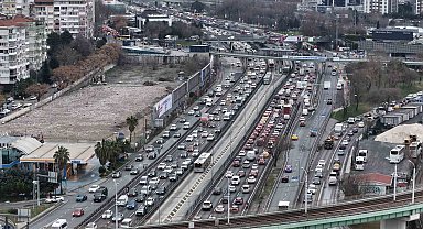 İstanbul'da ara tatilin başlamasıyla trafik yoğunluğu yüzde 85'e ulaştı