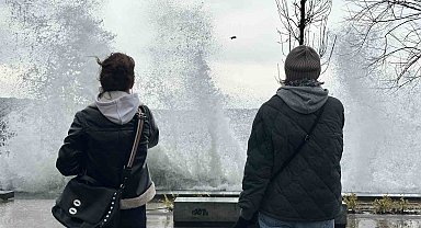 İstanbul'da dev dalgalar oluştu