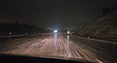 İstanbul'da gece saatlerinde yağması beklenen kar aralıklarla etkisini gösterdi