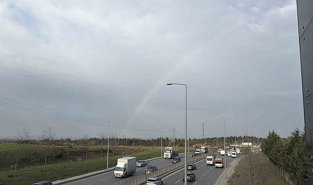 İstanbul'da gökkuşağı trafikte görsel şölen oluşturdu