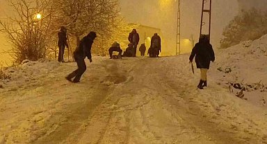 İstanbul'da kar sonrası sokaklar oyun alanına döndü