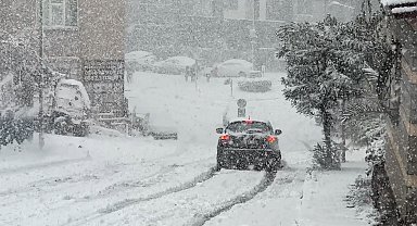 İstanbul'da kar yağışı, araçlar güçlükle ilerledi