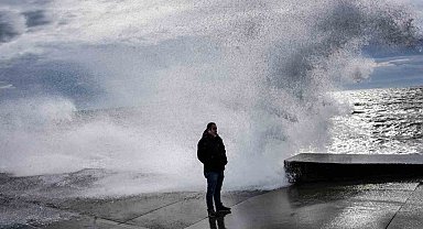 İstanbul'da lodos etkili oldu, dev dalgalar sahili kapladı
