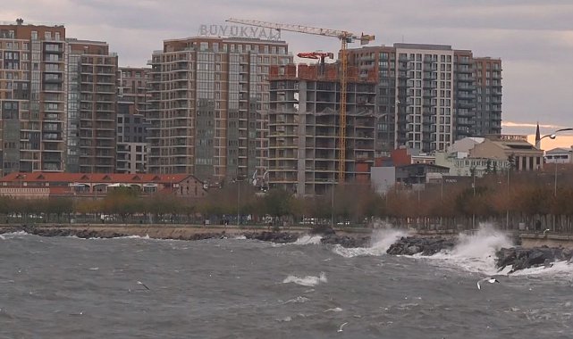 İstanbul'da lodos etkili oluyor: Fatih ve Zeytinburnu'nda dev dalgalar