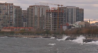 İstanbul'da lodos etkili oluyor: Fatih ve Zeytinburnu'nda dev dalgalar