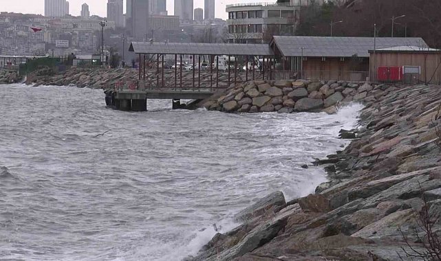 İstanbul'da lodos etkisini sürdürüyor.