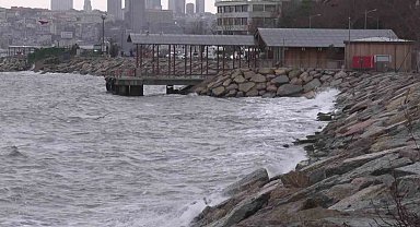 İstanbul'da lodos etkisini sürdürüyor.