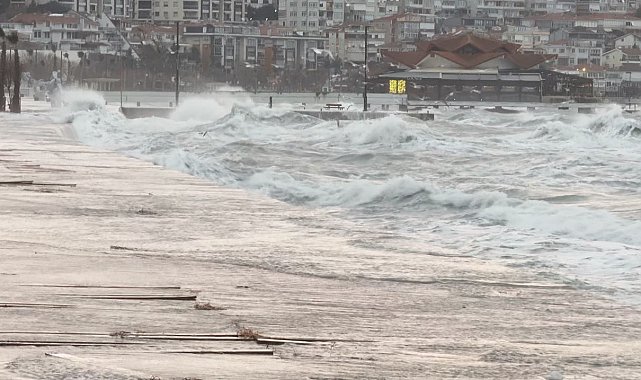 İstanbul'da lodos nedeniyle deniz seferleri iptal edildi