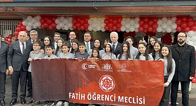 İstanbul'da okullarda karne heyecanı yaşandı