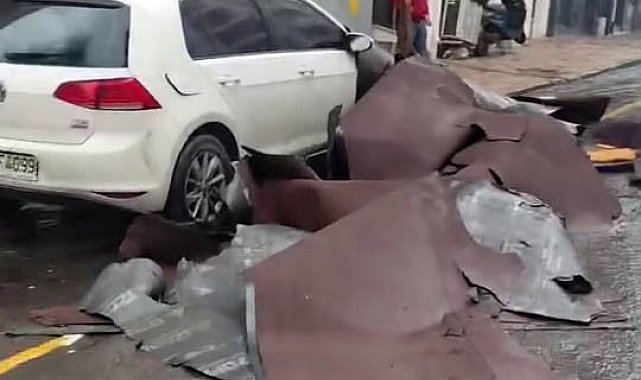 İstanbul'da şiddetli lodos ve yağış etkili oluyor: Çatılar uçtu, araçlar zarar gördü
