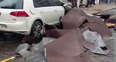 İstanbul'da şiddetli lodos ve yağış etkili oluyor: Çatılar uçtu, araçlar zarar gördü