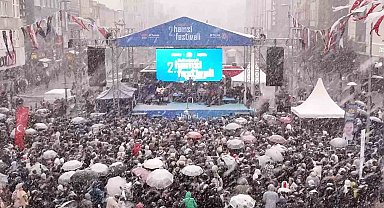 İstanbullular eksi derecede kar altında horon teptiler