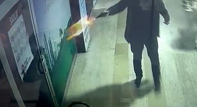 İşyerini mermi yağmuruna tuttu, elini kolunu sallayarak uzaklaştı: O anlar kamerada
