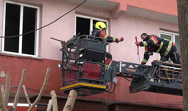 İtfaiye erleri yangında Türk Bayraklarını zarar görmemesi için topladı