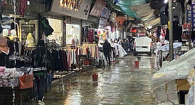 İzmir tarihi Kemeraltı Çarşısı sular altında