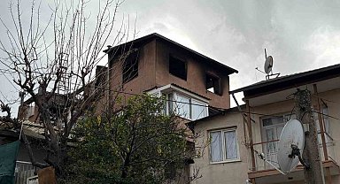 İzmir'de 3 katlı binanın çatı katında yangın