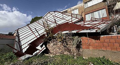 İzmir'de 4 katlı binanın çatısı uçtu