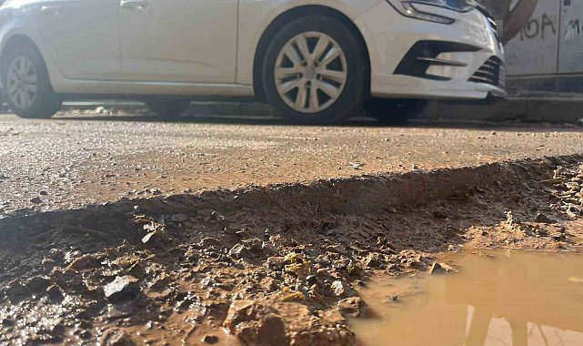 İzmir'de altyapı çalışmaları yolları köstebek yuvasına çevirdi