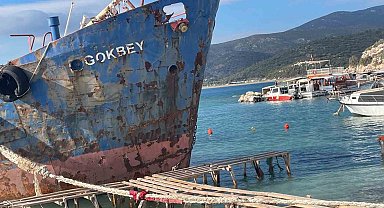 İzmir'de Demircili Sahili'ndeki hurda gemiye inceleme başlatıldı