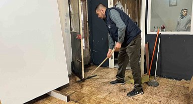 İzmir'de ev ve iş yerleri sele teslim oldu