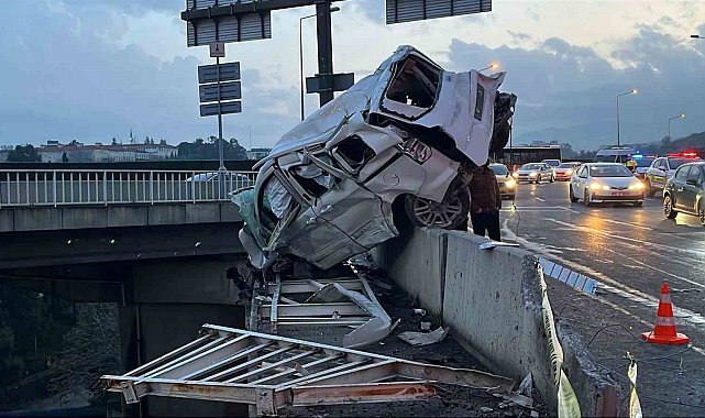 İzmir'de freni boşalan kamyon dehşet saçtı: 3 yaralı