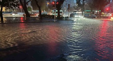 İzmir'de güne sağanakla başladı, yollar göle döndü