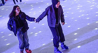 İzmir'de kışın keyfi buzda yaşanıyor