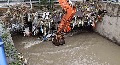 İzmir'de kuvvetli yağış alarmı: Bin 310 personel, 342 araç ve 200 pompa ile sahada