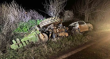 İzmir'de pikap traktöre arkadan çarptı: 2 yaralı